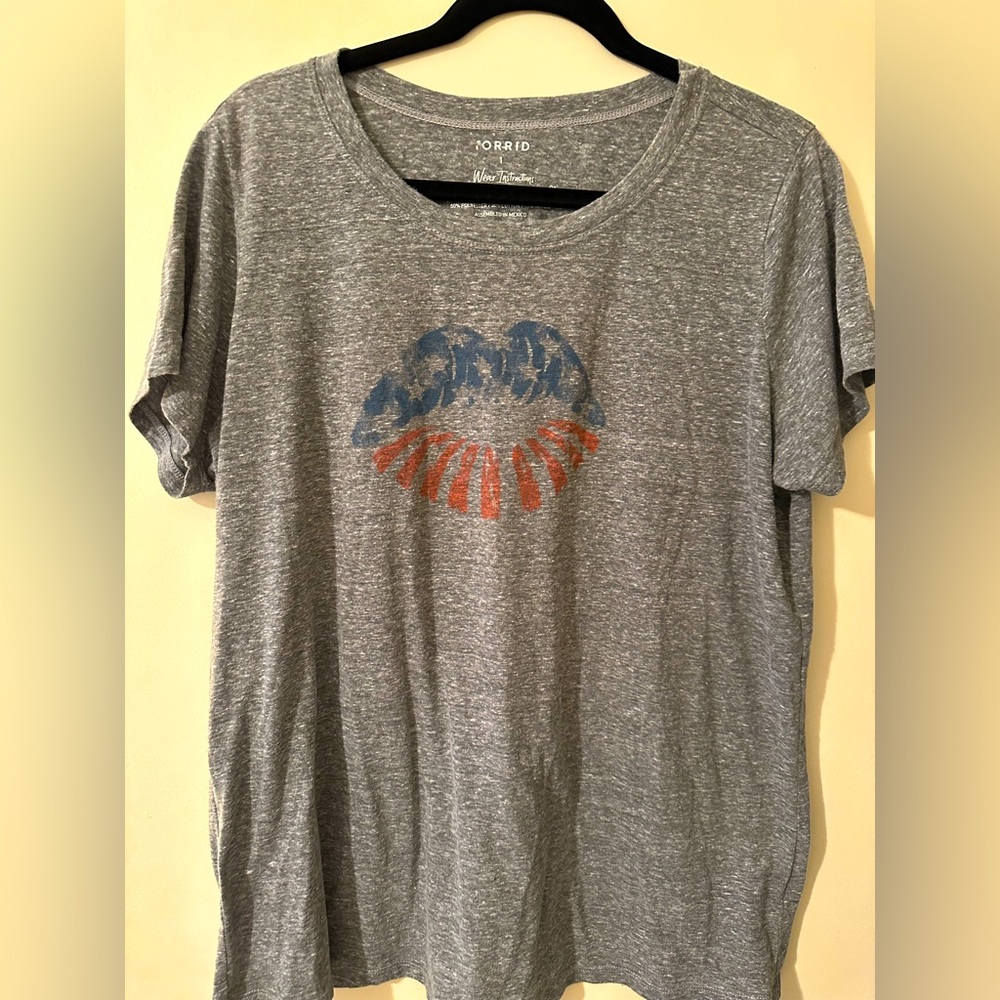 Torrid Heathered Grey Lips Slim Fit Crew Tee, Size 1